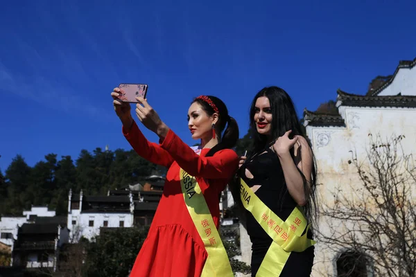 Beauties Miss Tourism World Take Selfies Wuyuan County Shangrao City — стоковое фото