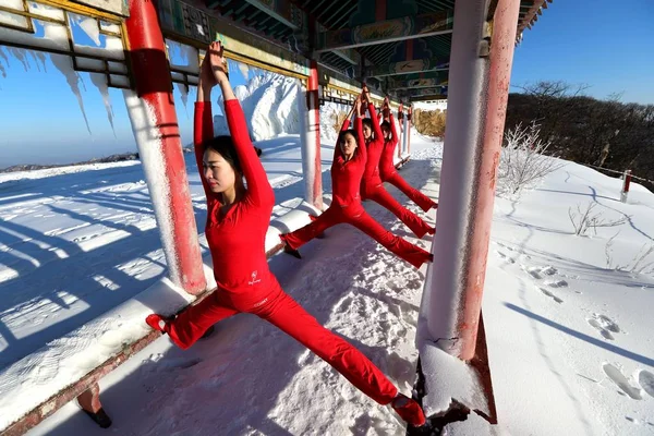 Čínské Dívky Nosí Červené Oblečení Provést Jóga Proti Chladu Ski — Stock fotografie