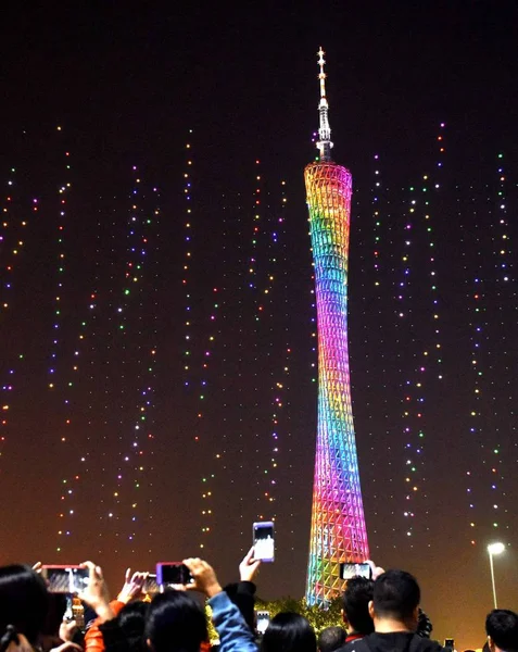 無人偵察機や Uav 無人航空機 2017 日東中国広東省広州市で 2017 フォーチュン グローバル フォーラム夜をマークする照らされたカントン タワーの前の空を明るくするリモコン — ストック写真