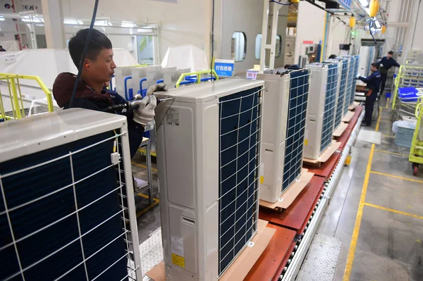 Trabajador Chino Fabrica Acondicionadores Aire Una Fábrica Gree Ciudad Changsha — Foto de Stock