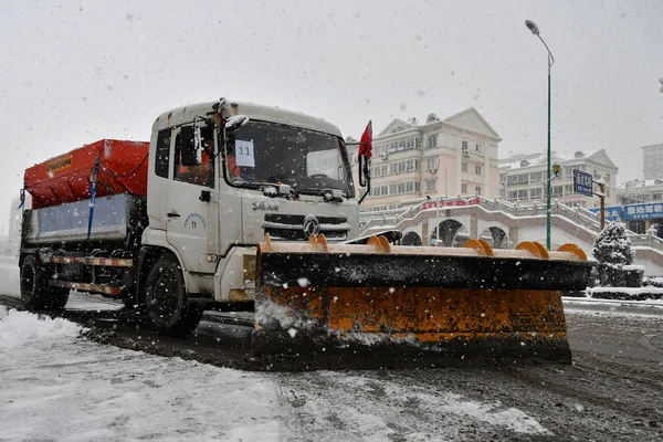 Ένα Άροτρο Χιονιού Καθαρίζει Χιόνι Ένα Δρόμο Βαριές Χιονοπτώσεις Στην — Φωτογραφία Αρχείου