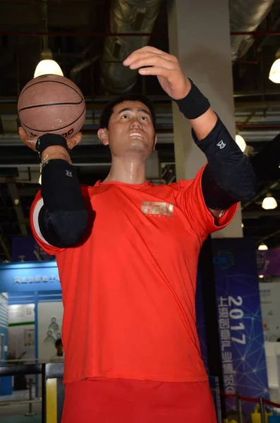 Life Size Robot Featuring Chinese Basketball Star Yao Ming Shoot — Stock Photo, Image