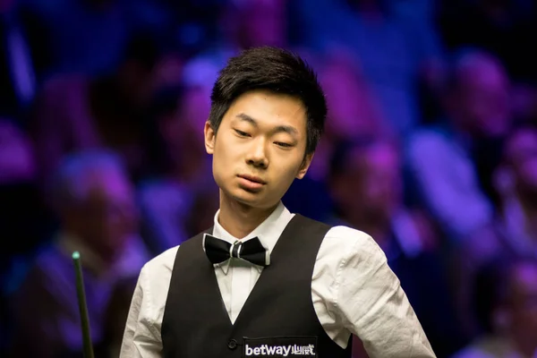 Lyu 中国の 2017 Betway 英国選手権スヌーカー トーナメント ヨーク イギリス 2017 日の間に彼らの第 — ストック写真