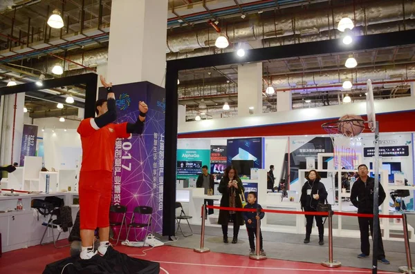 Een Levensgrote Robot Met Chinese Basketball Sterren Yao Ming Schieten — Stockfoto