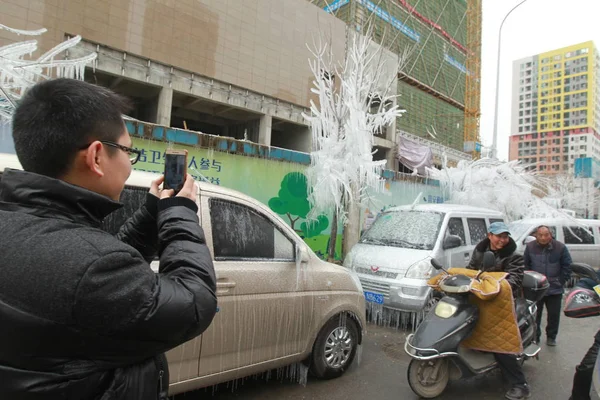 2017년 12월 12일 허난성 정저우시의 거리에서 기온이 급격히 떨어지면서 얼어붙고 — 스톡 사진