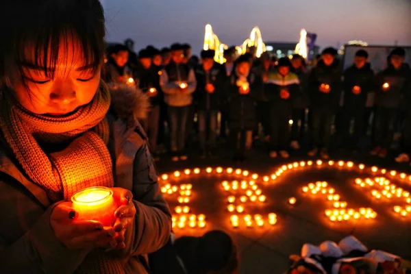 Estudiantes Chinos Sostienen Velas Durante Una Vigilia Velas Para Llorar —  Fotos de Stock