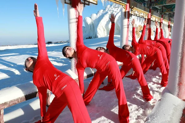 中国中部河南省洛阳市洛川县一个滑雪公园里 身穿红色瑜伽服的中国女孩练习防寒瑜伽 — 图库照片