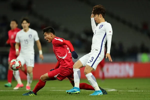 北朝鮮の朴明歌東アジア サッカー選手権 2017 最終的な日本 東京都で 2017 日中に韓国の金 Jinsu に対してパスをするためにボールをキックします — ストック写真