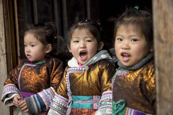 Niños Minoría Étnica Dong Vestidos Con Ropa Tradicional Cantan Grandes — Foto de Stock