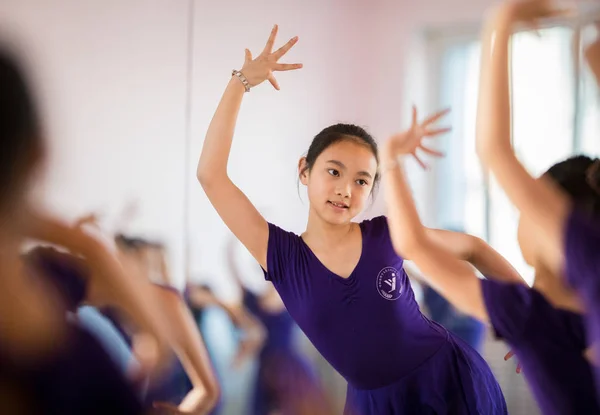 Des Filles Chinoises Assistent Cours Danse Pendant Les Vacances Hiver — Photo