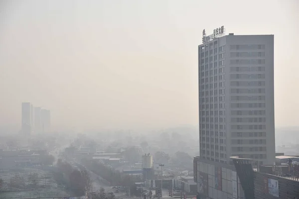 Edificios Gran Altura Ven Vagamente Fuerte Smog Neblina Ciudad Weifang —  Fotos de Stock