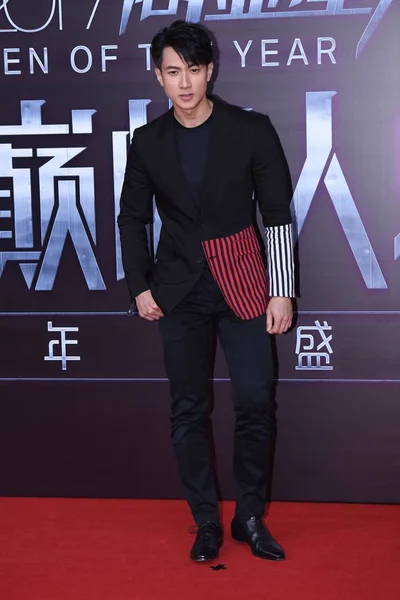 布鲁内安歌手兼演员吴春在2017年12月8日于中国北京举行的2017年巴扎尔年度最佳男子大会上走上红地毯时摆姿势 — 图库照片