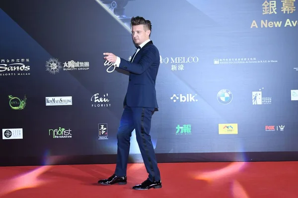 Actor Estadounidense Jeremy Renner Posa Mientras Llega Alfombra Roja Para —  Fotos de Stock