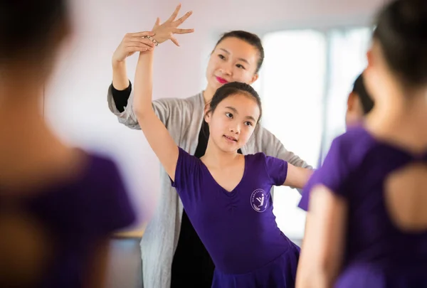 Китайские Девушки Посещают Уроки Танцев Время Зимних Каникул Городе Хоххот — стоковое фото