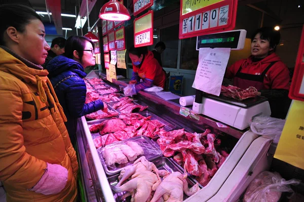 Customers Shop Meat Supermarket Fuyang City East China Anhui Province — Stock Photo, Image