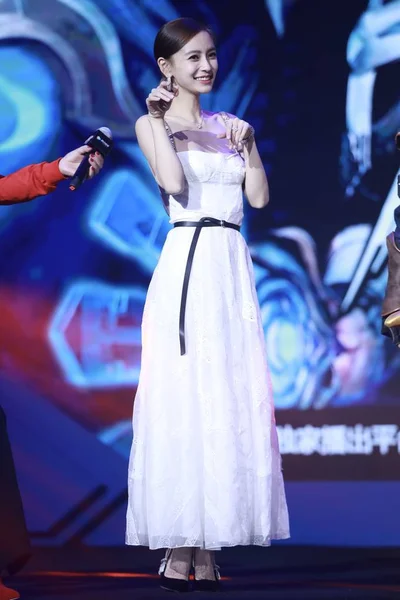香港のモデルや女優アンジェラベイビー Tencent のモバイル ゲーム 栄光の王 王の名誉 北京中国の現実ショーのためのプレミア イベントに出席 2017 — ストック写真