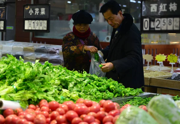 Clientes Compran Verduras Supermercado Ciudad Fuyang Provincia Anhui Este China — Foto de Stock
