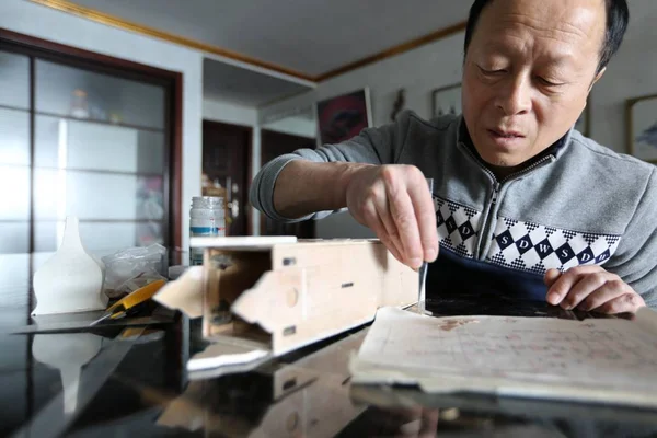 Chiński Starszy Mężczyzna Zhoutong Tworzy Miniaturę Starych Budynków Qingdao Muszli — Zdjęcie stockowe