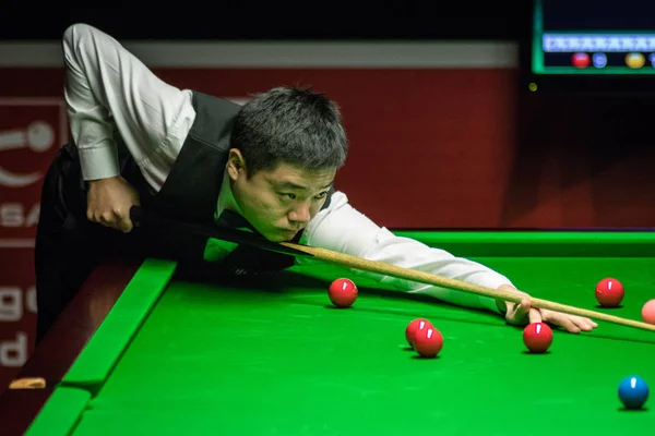 Ding Junhui Chiny Odgrywa Strzał Jak Jones Walii Ich Pierwszym — Zdjęcie stockowe