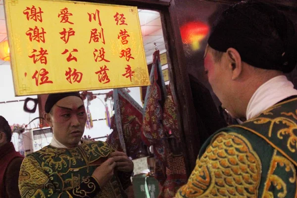 Ein Chinesischer Sichuanischer Opernkünstler Macht Sich Vor Einer Show Auf — Stockfoto