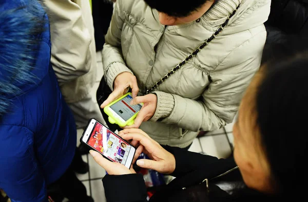 Chinese Customers Queue Pay Purchases Coupons Got Mobile App Alibaba — Stock Photo, Image