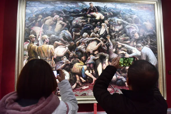 Visitantes Tirar Fotos Pintura Óleo Nanjing Massacre Por Based Artista — Fotografia de Stock