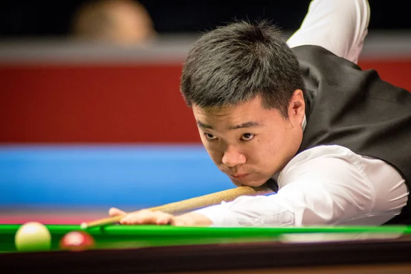 Ding Junhui Kina Spelar Ett Skott Till Chris Wakelin England — Stockfoto