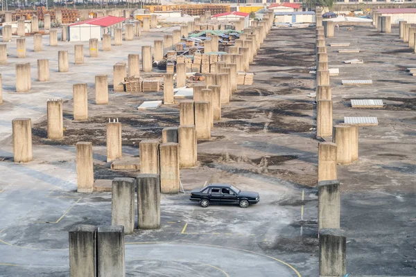 Ein Fahranfänger Nimmt Einem Fahrtraining Zwischen Betonpfeilern Auf Einer Baustelle — Stockfoto