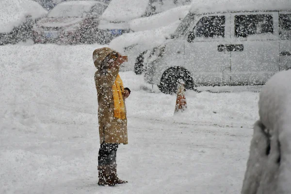 Ένας Πεζός Βγάζει Φωτογραφίες Μια Βαριά Χιονίδα Στην Πόλη Γιαντάι — Φωτογραφία Αρχείου