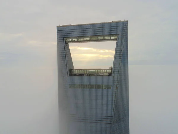 Šanghajské Světové Finanční Centrum Zahaleno Husté Mlze Finančním Okrese Lujiazui — Stock fotografie