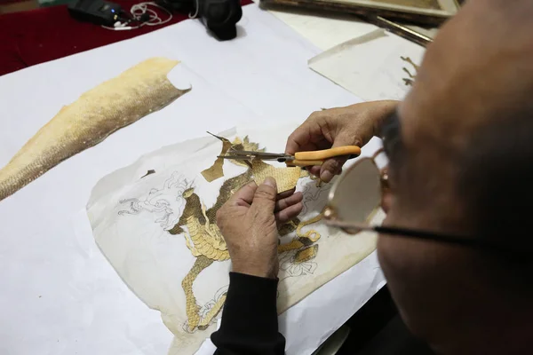 Yuan Xihe Anni Insegnante Cinese Pensione Sta Creando Dipinto Pelle — Foto Stock