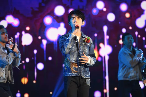Jackson Yee Eller Yangqianxi Kinesisk Pojke Gruppen Tfboys Utför Fest — Stockfoto