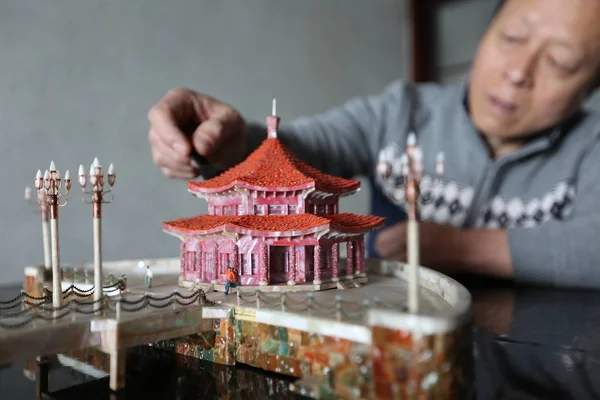 Chinese Elderly Man Zhoutong Creates Miniature Qingdao Old Buildings Shells — Stock Photo, Image