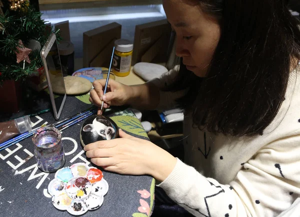 Китайская Девочка Нарушениями Слуха Чжао Рисует Булыжнике Своей Мастерской Городе — стоковое фото