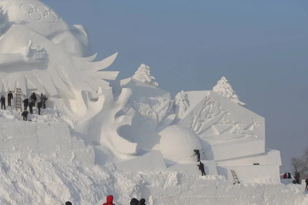 Künstler Schnitzen Die 300 Meter Lange Hauptschneeskulptur Snow Song Winter — Stockfoto