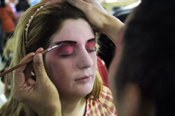 Une Visiteuse Étrangère Termine Son Maquillage Avec Aide Artiste Opéra — Photo