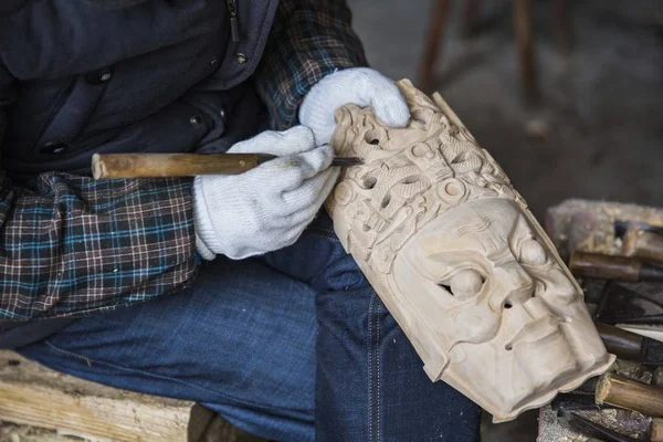 Chiński Rzemieślnik Qin Fazhong Carves Maskę Twarzy Dixi Lokalnej Opery — Zdjęcie stockowe