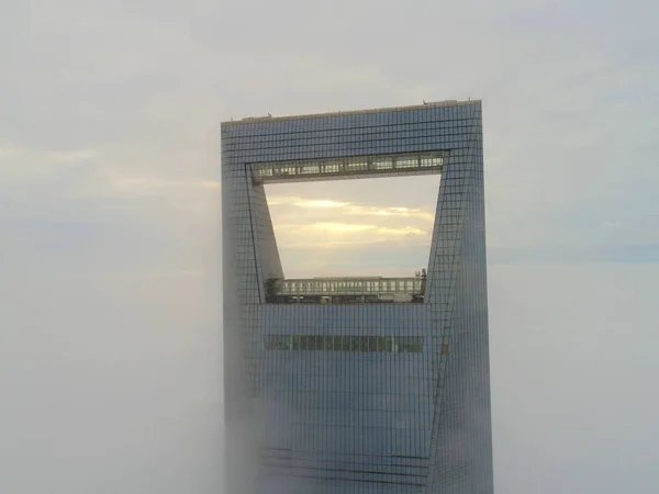 Šanghajské Světové Finanční Centrum Zahaleno Husté Mlze Finančním Okrese Lujiazui — Stock fotografie