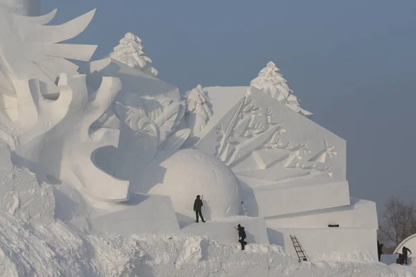 Konstnärer Hugga Den 300 Meter Långa Huvudsakliga Snö Skulptur Snow — Stockfoto