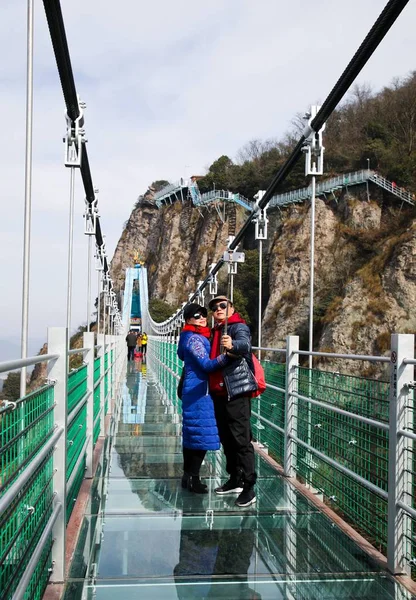 Tourists Pose Photos Glass Bridge Called Flying Dragon Sky Marenqifeng — Stock Photo, Image