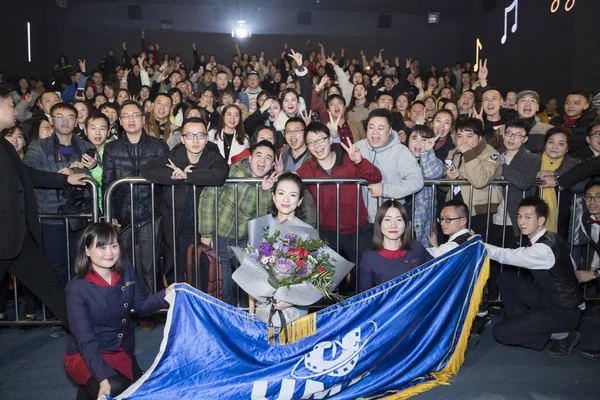 Chińska Aktorka Zhang Ziyi Centrum Pozuje Zdjęć Fanami Podczas Imprezy — Zdjęcie stockowe