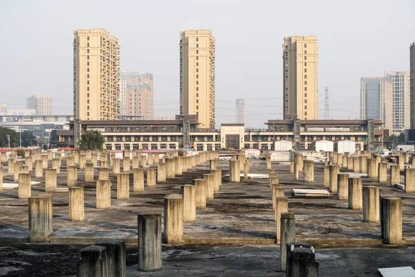 Los Pilares Hormigón Ven Sitio Construcción Inacabado Que Asemeja Cementerio —  Fotos de Stock