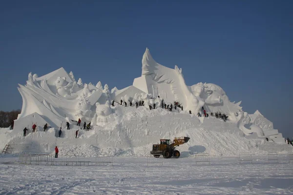 Künstler Schnitzen Die 300 Meter Lange Hauptschneeskulptur Snow Song Winter — Stockfoto