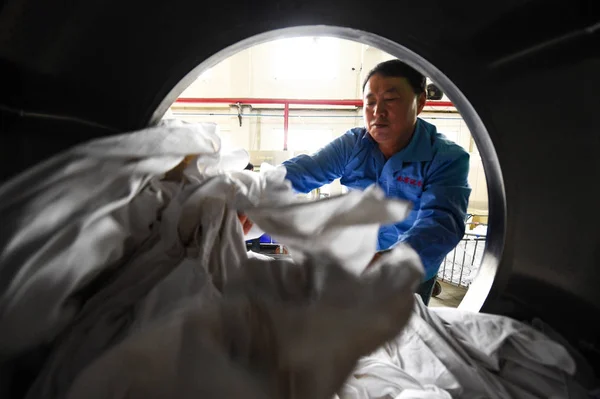 Китайський Працівник Очищає Постільні Приналежності Використовуються Спальні Машини Майбутнього Фестивалю — стокове фото