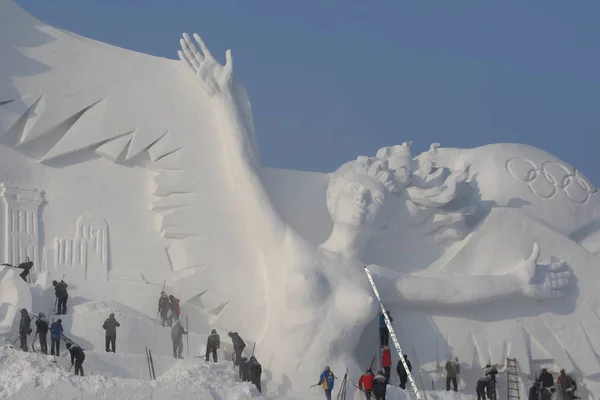 Künstler Schnitzen Die 300 Meter Lange Hauptschneeskulptur Snow Song Winter — Stockfoto