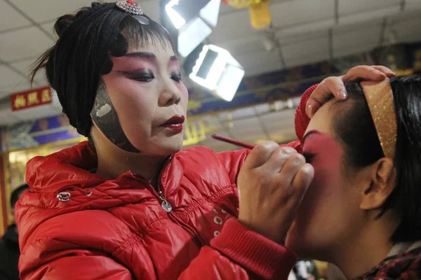 Una Visitante Termina Maquillaje Con Ayuda Artista Ópera Chino Sichuanese — Foto de Stock