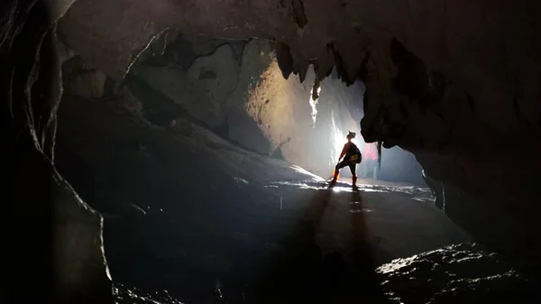 Miembro Del Equipo Expedición China Francia Explora Una Cueva Distrito —  Fotos de Stock
