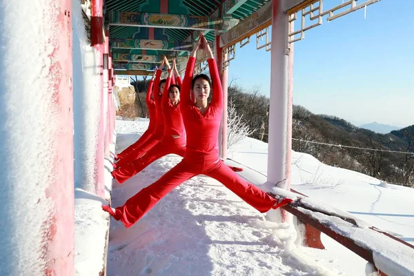 中国中部河南省洛阳市洛川县一个滑雪公园里 身穿红色瑜伽服的中国女孩练习防寒瑜伽 — 图库照片