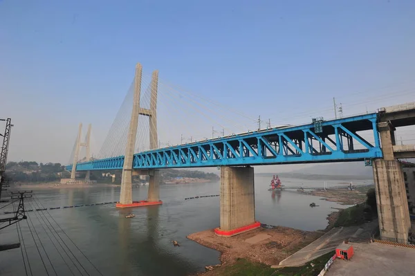 Die Zweistöckige Stahlfachwerk Schrägseilbahnbrücke Die Neu Gebaute Baishatuo Yangtze Eisenbahnbrücke — Stockfoto