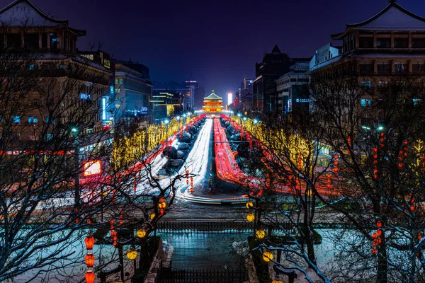 Carros Passam Pela Bell Tower Noite Cidade Noroeste Província Shaanxi — Fotografia de Stock